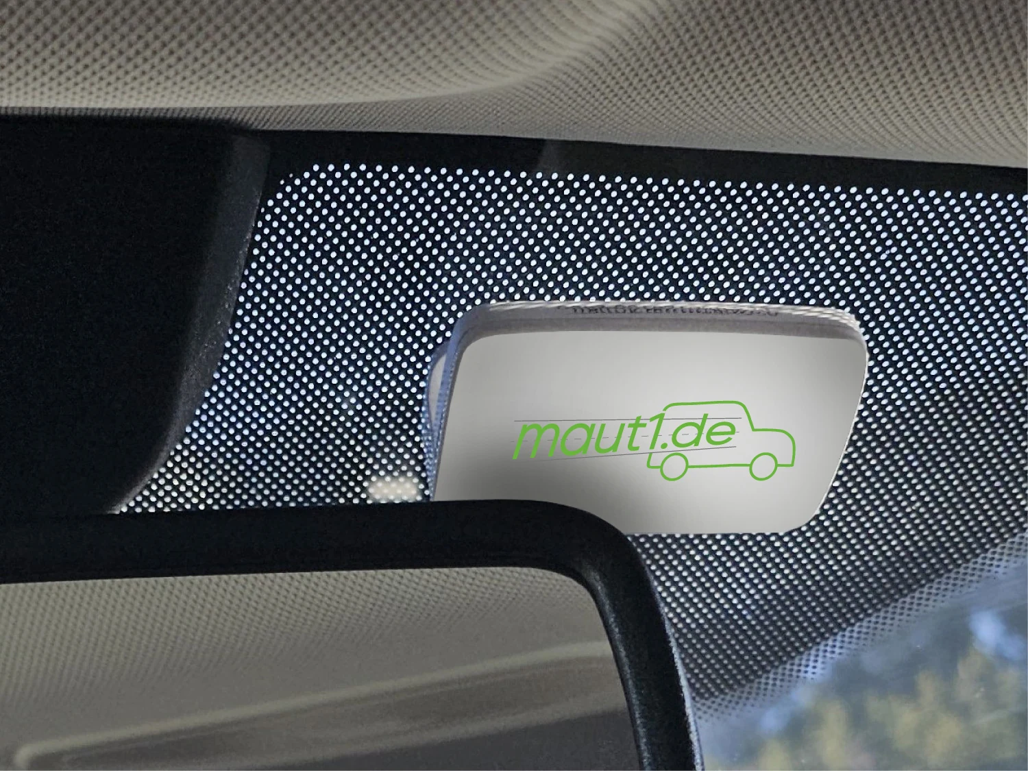 Mautbox von maut1.de an einer Windschutzscheibe