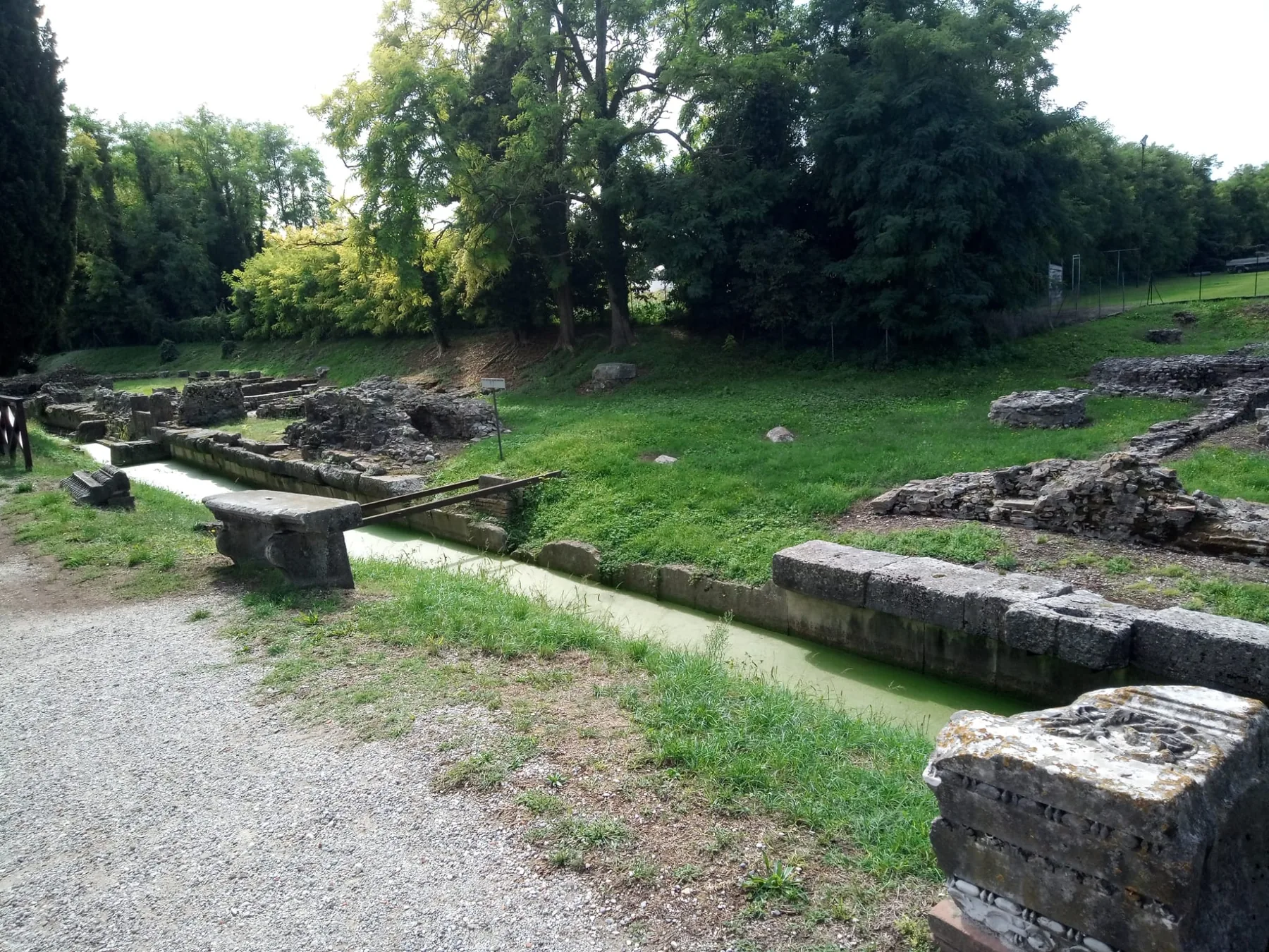 Kanal und Ruinen am Porto Fluviale in Aquileia